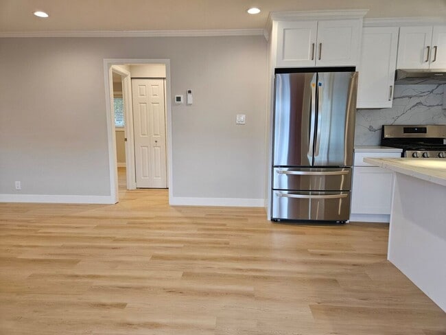 Building Photo - Updated Top Floor 2 Bedroom/1 Bathroom Apa...