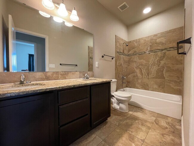 Foto del edificio - 4 BEDROOM, 3 BATH SINGLE FAMILY HOME WITH ...