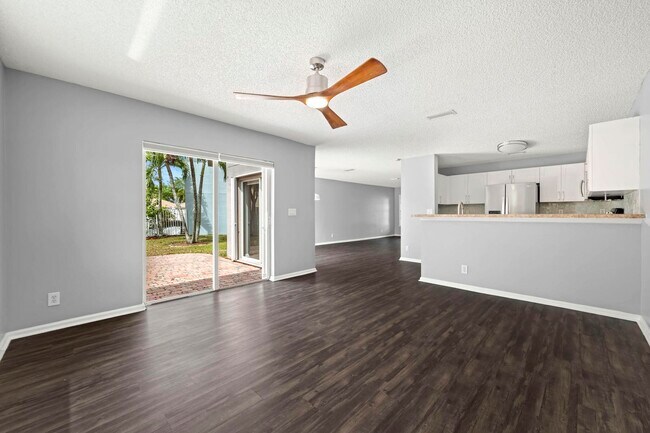 Building Photo - 3464 Commodore Ct