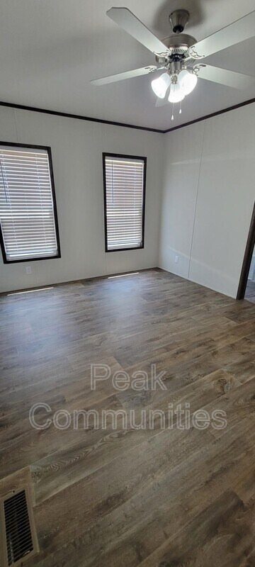 Building Photo - 206 Oak St