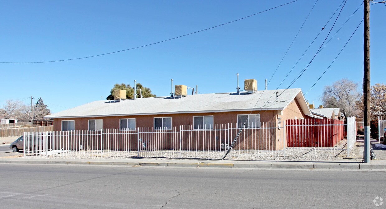Building Photo - 3200-3204 Comanche Rd NE