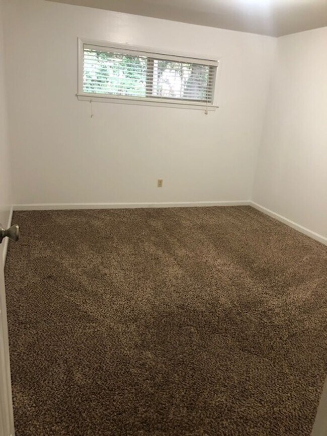 Building Photo - 2 Bed 1 Bath Apartment in Gated Community with Pool!