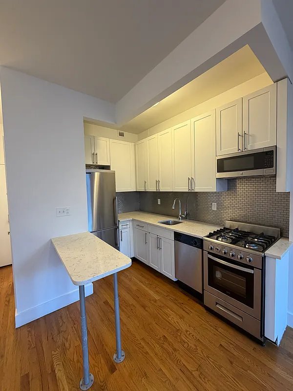 Building Photo - 639 Tenth Avenue