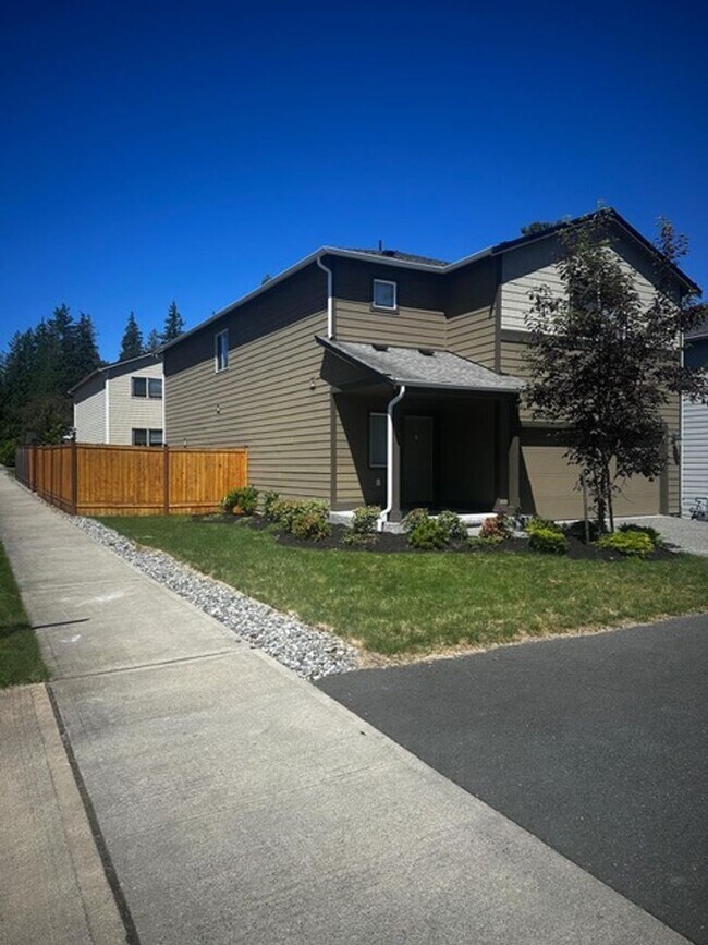 Building Photo - Spacious, modern 5-bed, 2.75-bath in sough...