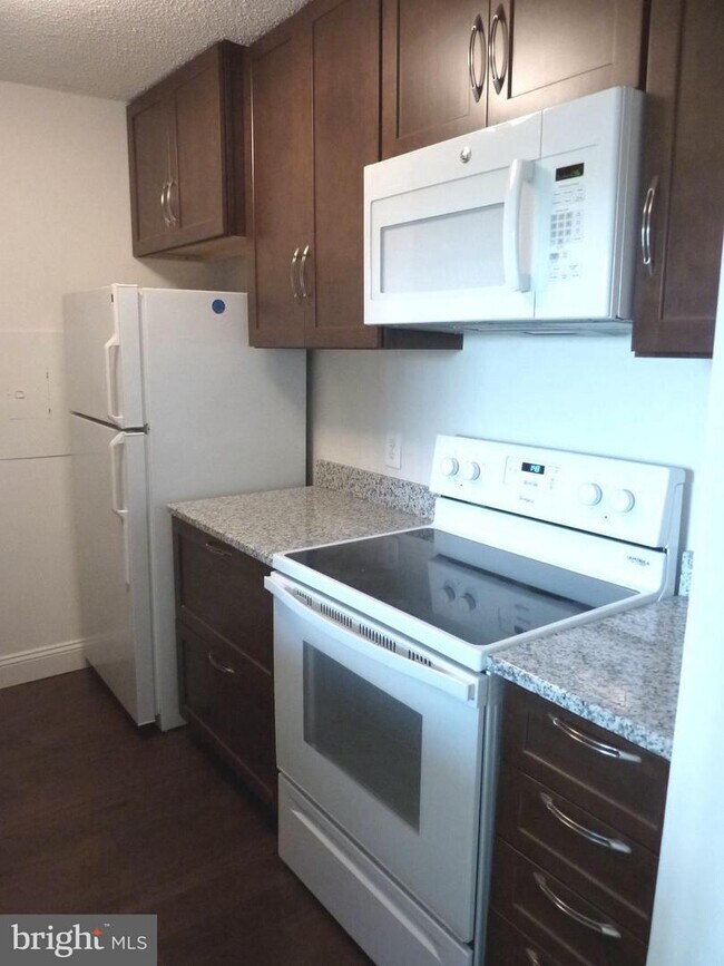 Building Photo - 2300 Pimmit Dr