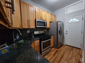 Building Photo - 1147 E 61st St