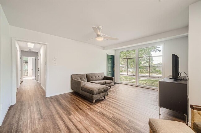 Building Photo - 1604 Broadmoor Dr