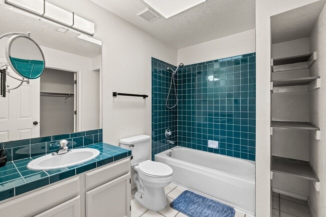 Building Photo - 2900 Vista Del Rey NE