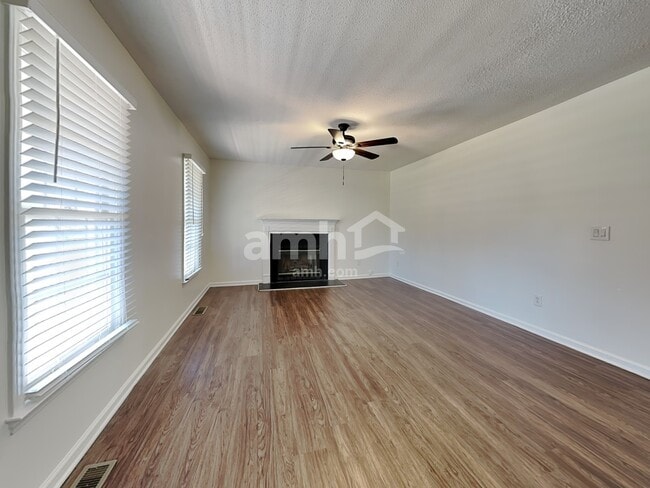 Foto del edificio - 272 Twin Creeks Rd