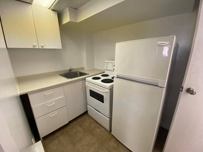 Interior Photo - 425 Elgin