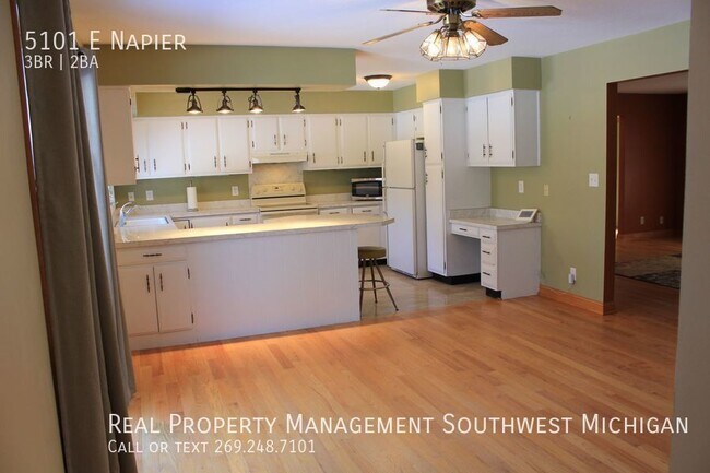 Building Photo - Beautiful ranch home with a lovely country...