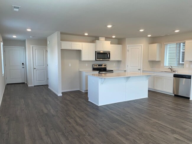 Building Photo - GORGEOUS 4 BED/2.5 BATH! HIGH END FINISHES ! SPACIOUS ROOMS ! FENCED BACK YARD !