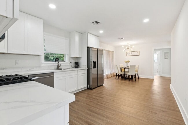 Building Photo - 839 Behrman Ave