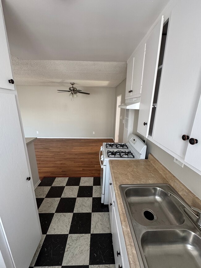 Building Photo - 1165 N Normandie Ave