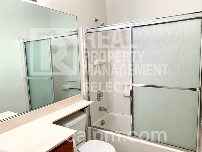 Building Photo - 4 Bed Home Waiting For You!