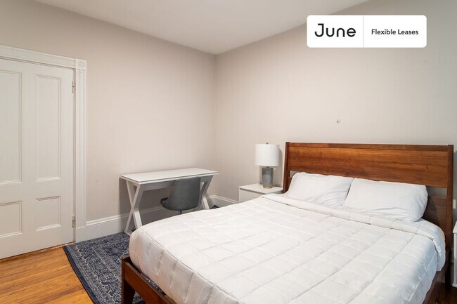 Foto del edificio - Queen bedroom in 3 bed/1 bath Home