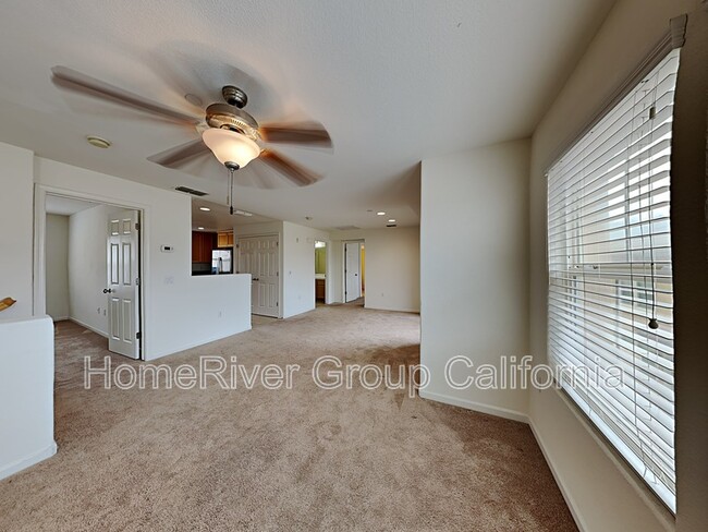 Foto del edificio - 611 Blossom Rock Ln