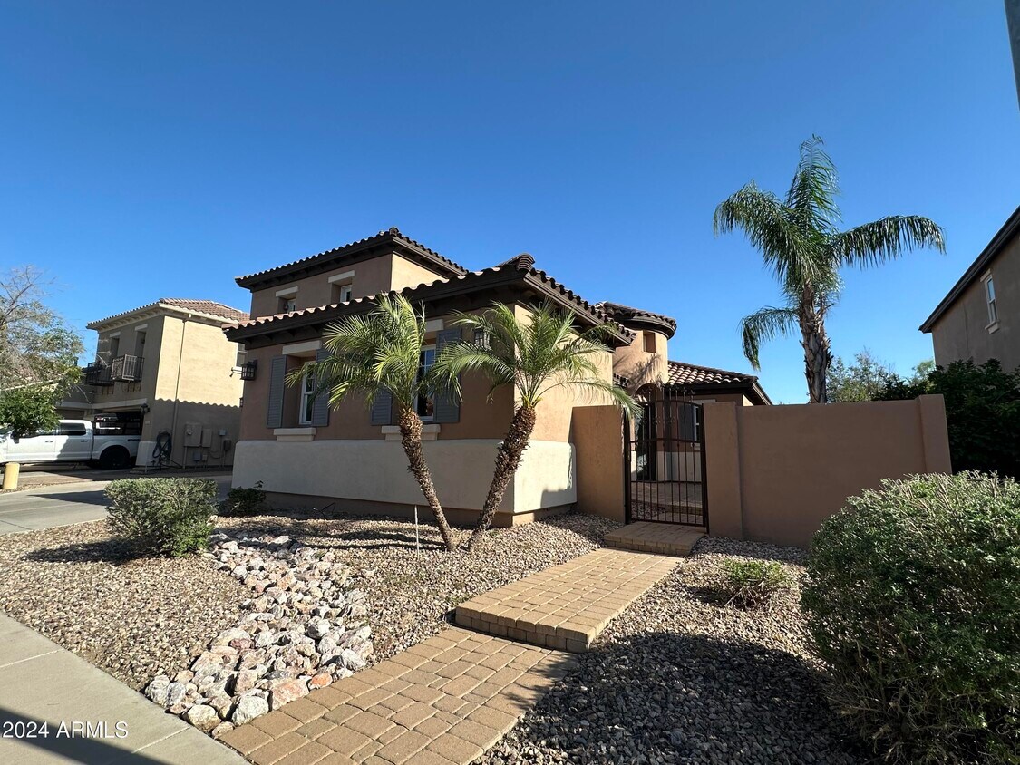 Foto principal - 2251 E Azalea Dr