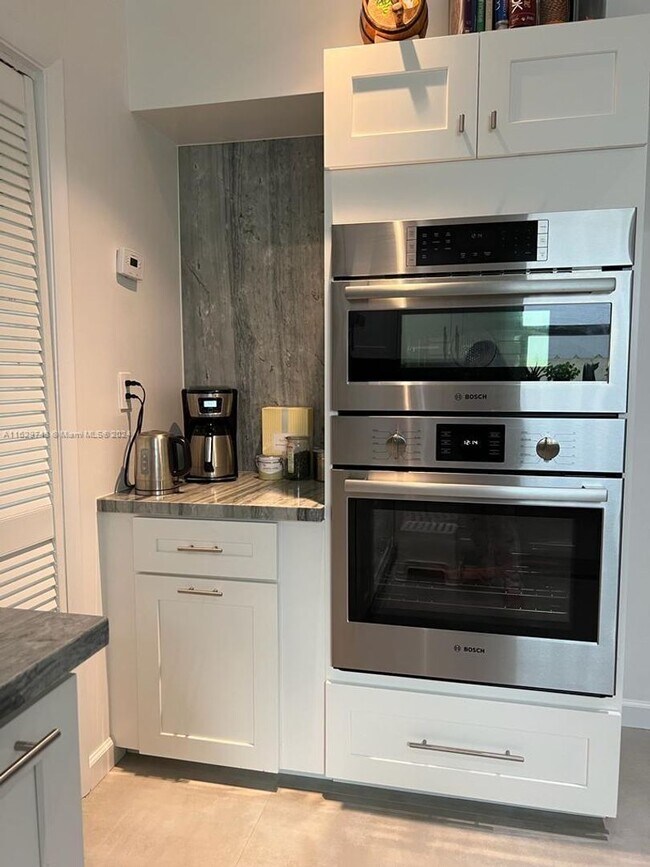 Foto del edificio - 8852 Abbott Avenue, Surfside, FL 33154
