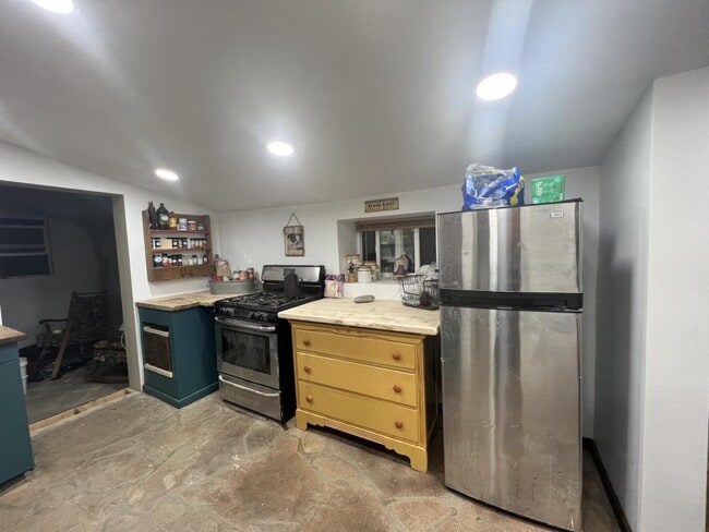 Building Photo - 609 14th St