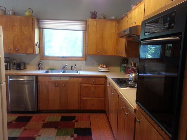 Building Photo - 3 Bd/2 Ba Spacious home on Sunnyside Hill!