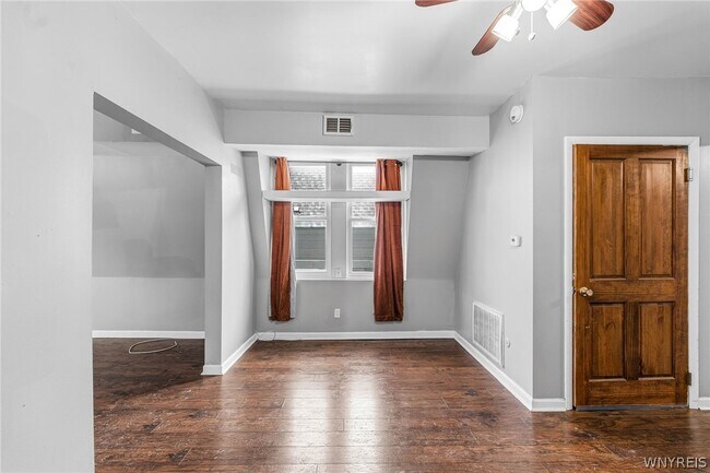 Foto del edificio - 2111 Seneca St