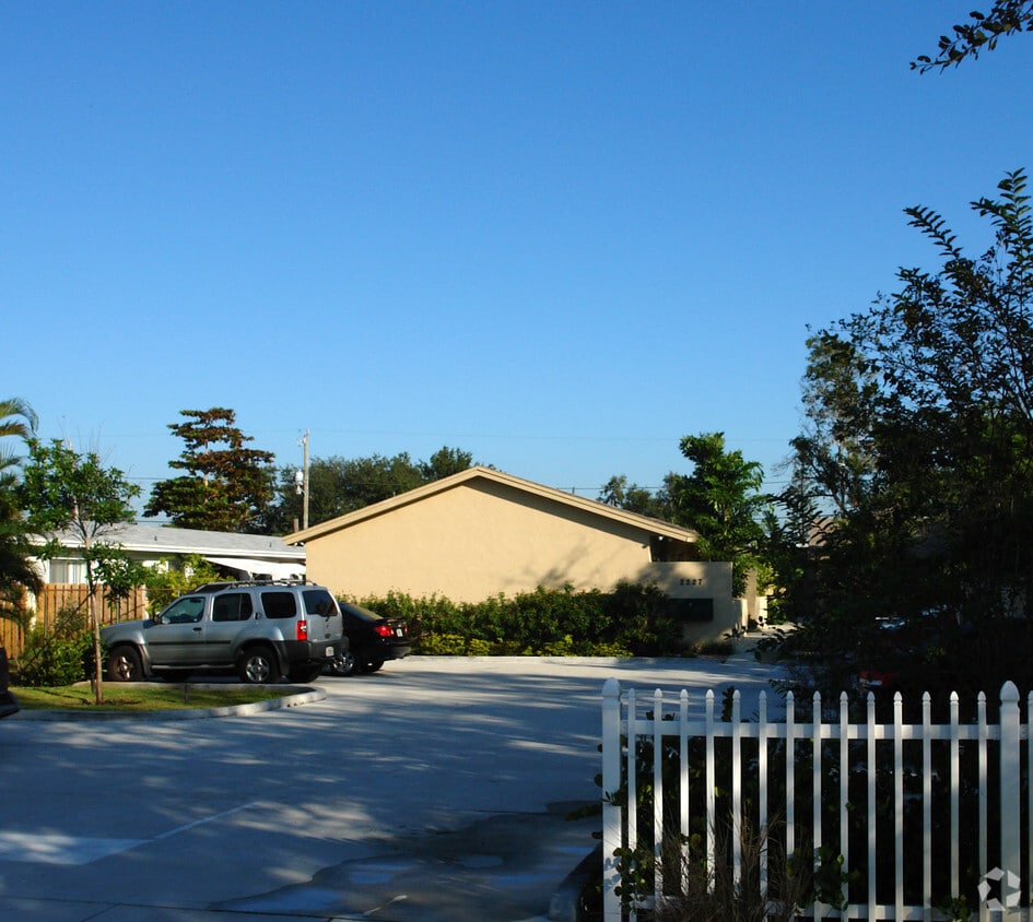 Primary Photo - 2227 Monroe St