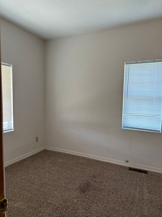 Building Photo - Spacious 3 Bedroom 1 Bathroom House in Jop...