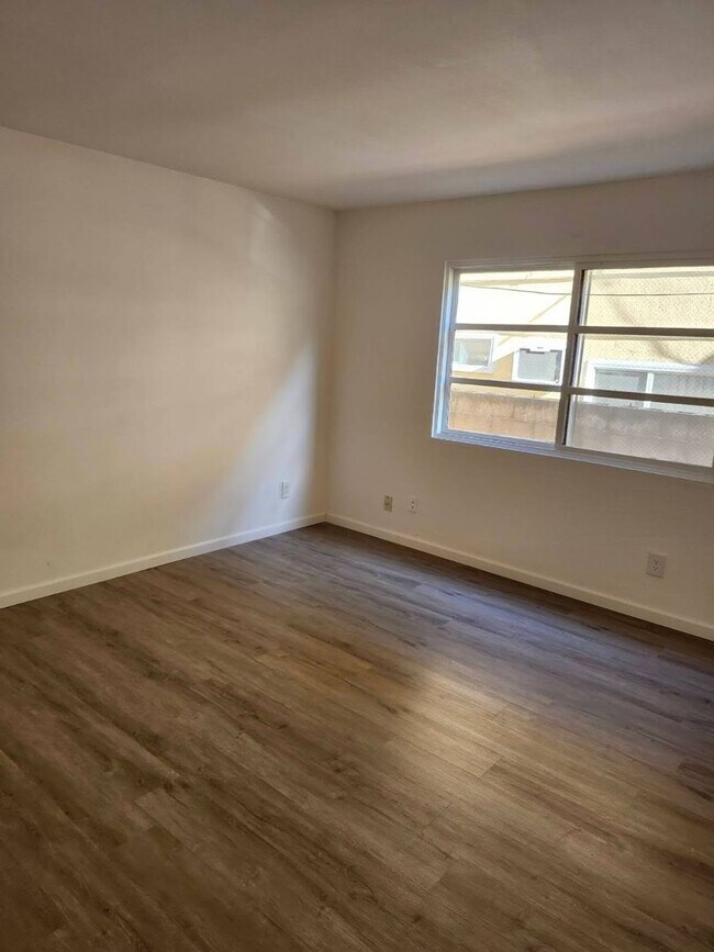Building Photo - Newly Renovated 1BD Condo Available Soon! ...