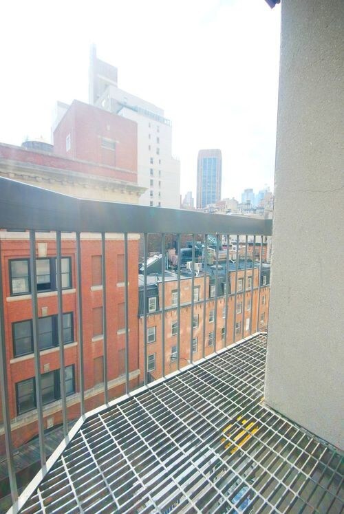 Building Photo - 207 E 37th St