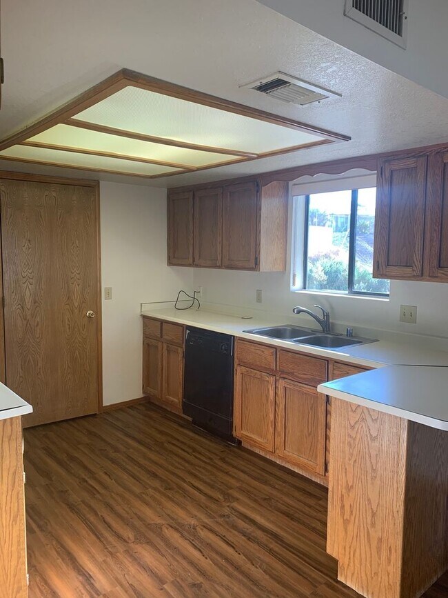 Building Photo - Unfurnished Full Time