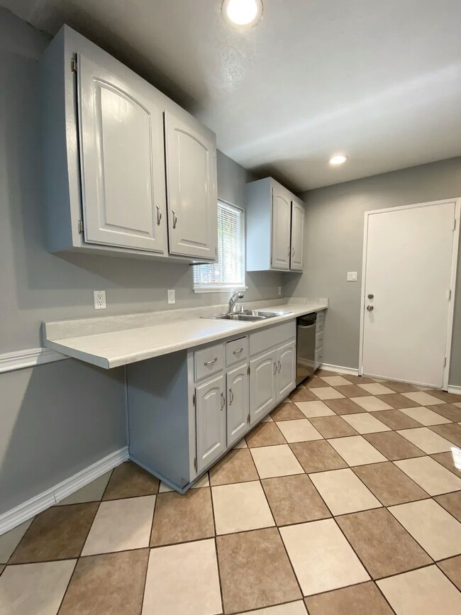 Building Photo - 2037 Lime Ave