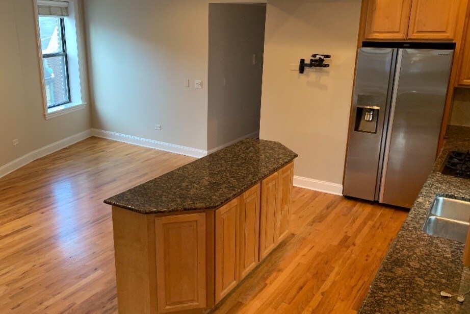 Large kitchen - 722 W Addison St