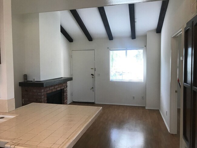 Foto del edificio - Stunning West Hills 1+1 Upper Unit