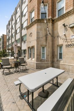 Foto del edificio - 5860 N Kenmore Ave