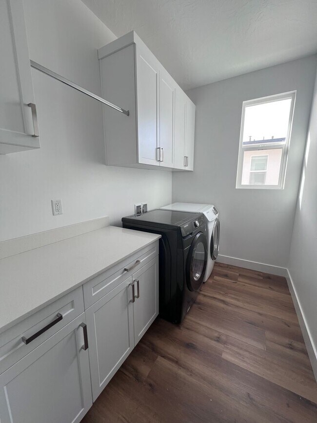 Foto del edificio - Stylish Desert Ridge Townhome with Modern Finishes & 2-Car Garage