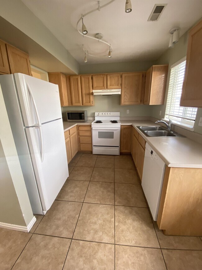 Building Photo - 1017 Eastgate Dr