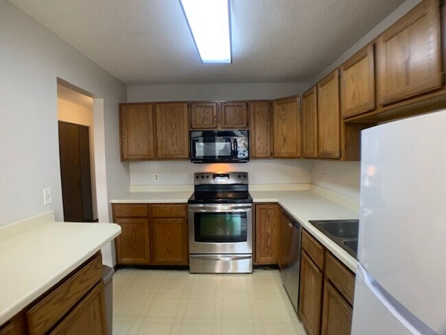 Foto del edificio - 2 BR, 2 BA Condo  in the Heart of Roseville!