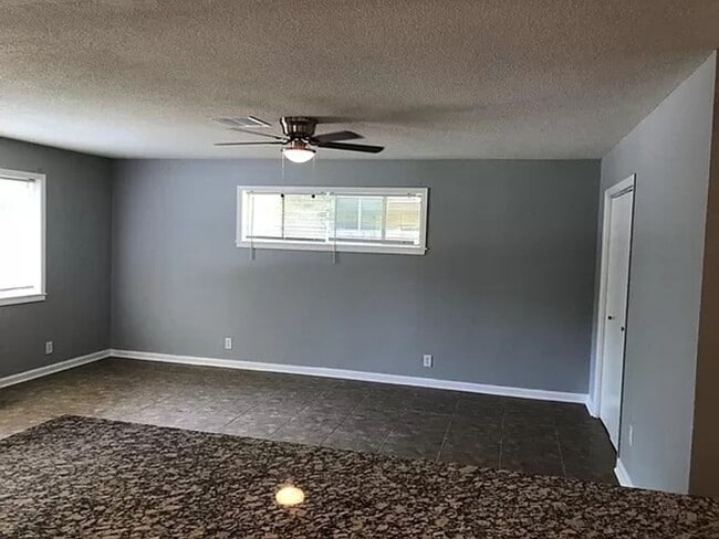 Foto del edificio - 1425-1425 Mahlow Dr