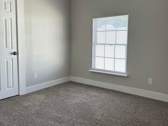 Foto del edificio - 8708 Lanewood Dr
