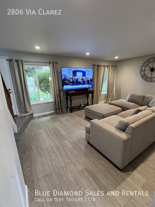 Building Photo - Recently Remodeled 3BR, 2.5Bath Unfurnishe...