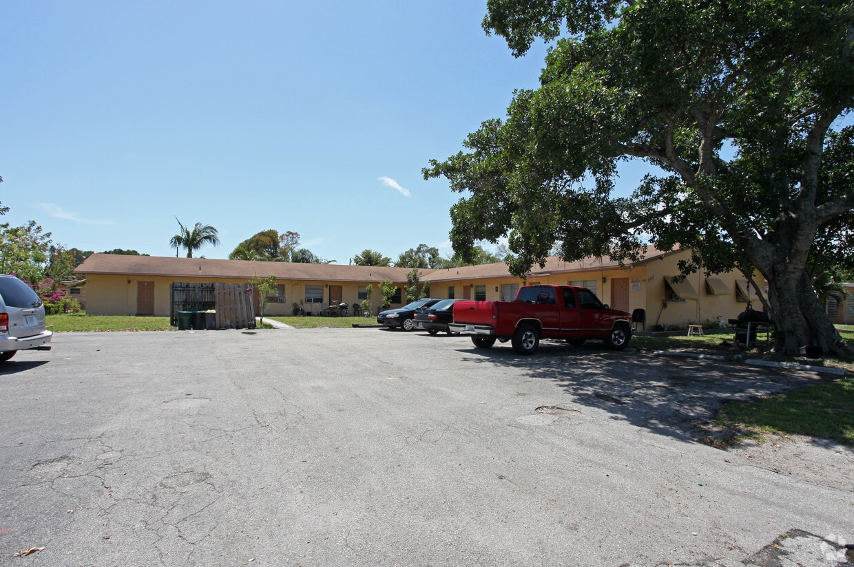 Building Photo - 880 SW 9th Ct