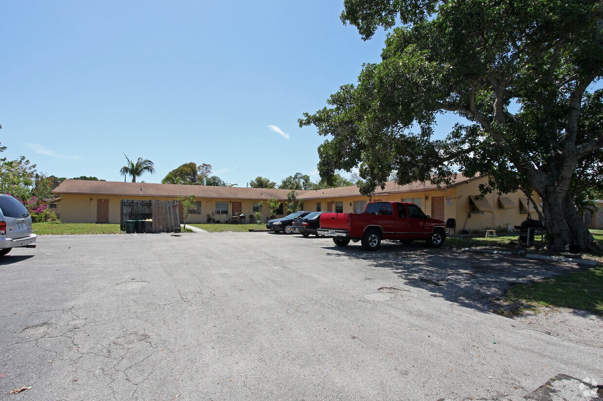 Foto del edificio - 880 SW 9th Ct