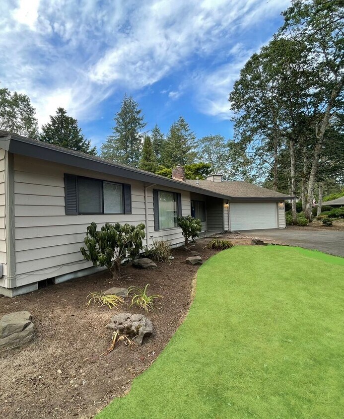 Primary Photo - Newly Renovated Spacious 3 Bedroom 2 Bathr...