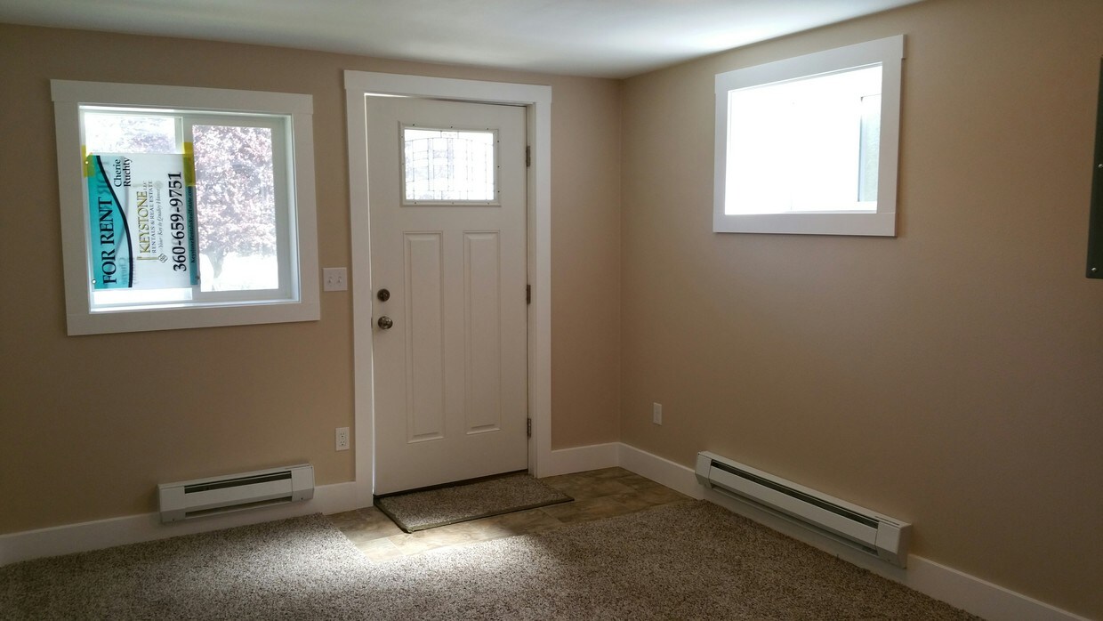 Entry - 3208 Lombard Ave