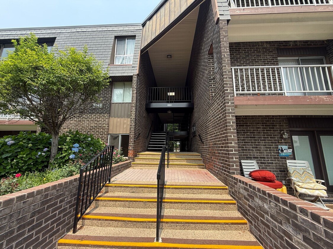 Foto principal - Chic & Comfortable 2BR/2BA Ground-Level Co...