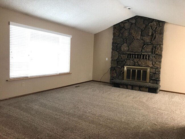 Building Photo - Brentwood Classic Home