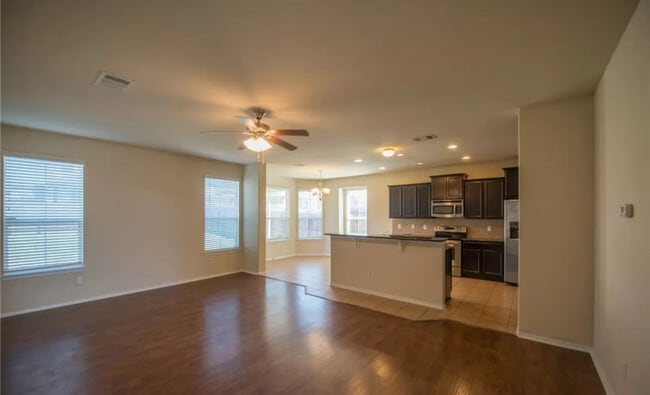 Building Photo - 3403 Cricklewood Dr