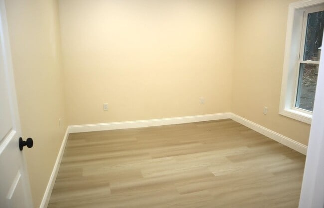 Foto del edificio - 615 White School House Rd