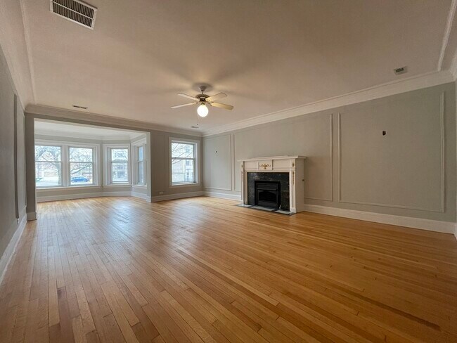 Building Photo - 6142 N Kenmore Ave